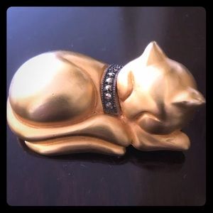 Pin - sleeping kitty